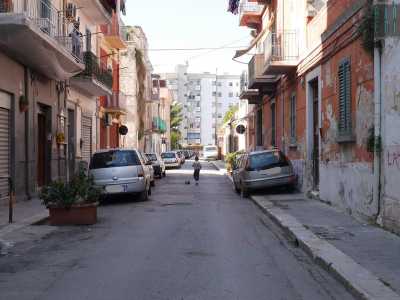 Guaragn�dde � Nell�angolo a sud-est della predetta aerea, si delinea un particolare quadrilatero compreso tra via Brigata Regina, via Napoli, via Arcangelo Scacchi e via Oreste Pietro. Una manciata di basse e scalcinate antiche palazzine che formano la cosiddetta �Guaragn�dde�, il cui nome rimanda a storie di stalle, vecchie botteghe e antiche locande